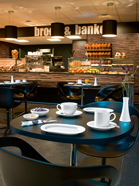 Kaffeegeschirr auf Tisch in einem Bäckerei-Cafè